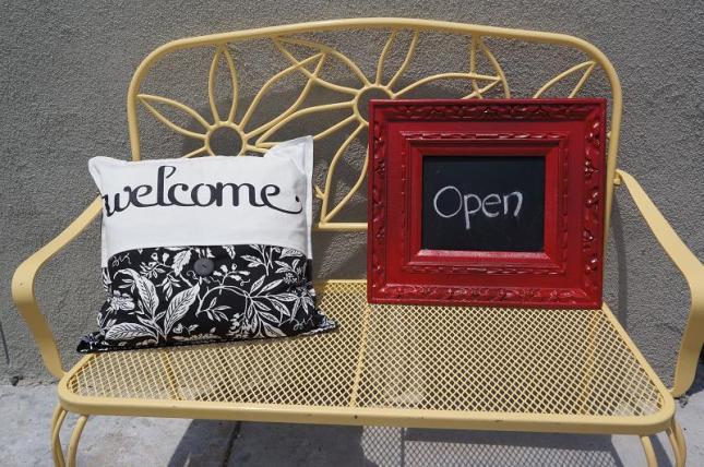 Random welcome sign to tourists at Charleston, South Carolina. Random welcome sign to tourists at Charleston, South Carolina.