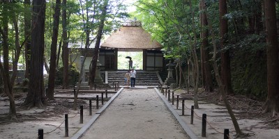 The famous entry to Honen-in Temple in Kyoto, Japan is a thatched gate.