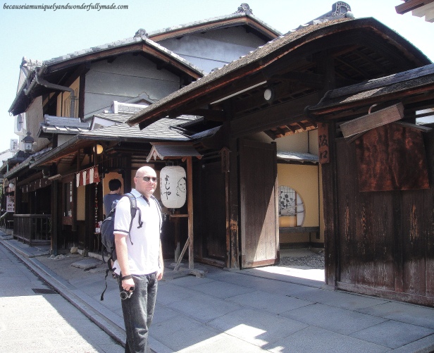 One of the beautiful wooden traditional tea houses at Ninen-zaka and Sannen-zaka 二念坂・産寧坂 in Kyoto, Japan.