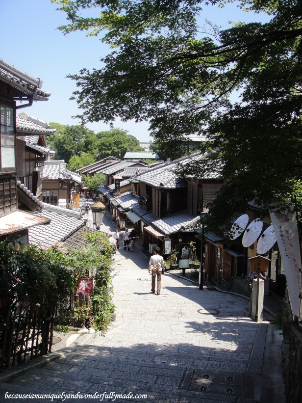 One of the most beautiful neighborhoods in Kyoto, Japan : Ninen-zaka and Sannen-zaka 二念坂・産寧坂.