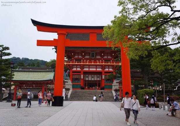 Behind the torii gate is the Romon Gate of Fushimi Inari which was donated in 1589 by the famous leader Toyotomi Hideyoshi when he prayed for his mother to recover from illness.