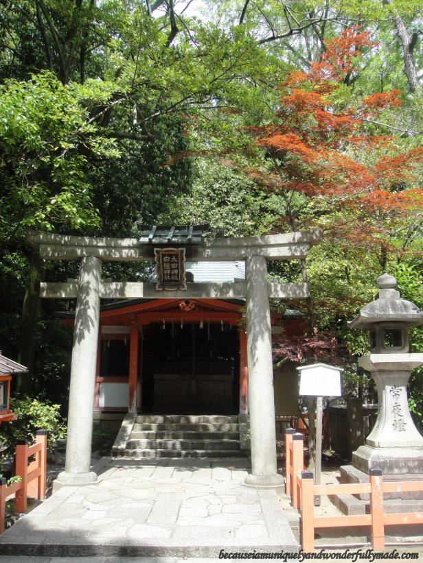 Utsukushi-gozensha 美御前社at Yasaka Shrine 八坂神社is the shrine for beautiful women very popular with the apprentice geisha (maiko) and is most visited by people working in the beauty and cosmetics industry. Utsukushi-gozensha 美御前社at Yasaka Shrine 八坂神社is the shrine for beautiful women very popular with the apprentice geisha (maiko) and is most visited by people working in the beauty and cosmetics industry.