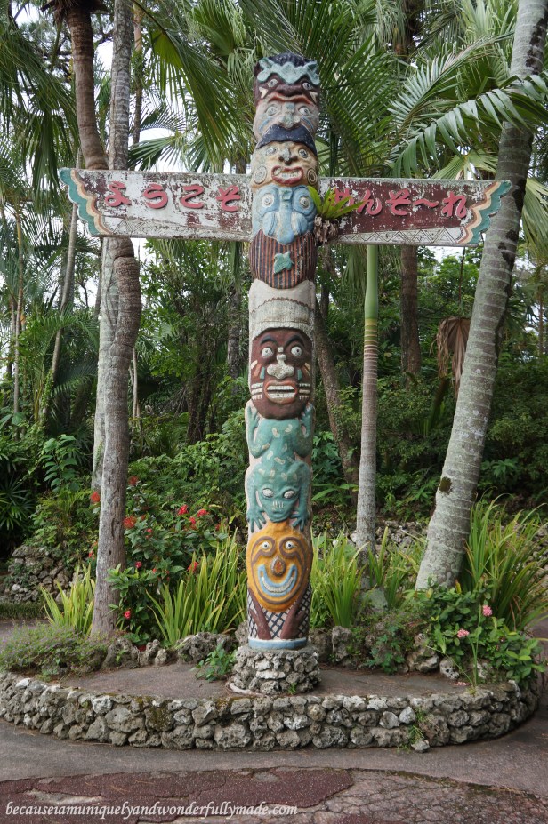 The totem pole at the Water Park in Southeast Botanical Garden in Okinawa City, Okinawa, Japan. (東南植物楽園 Tōnan Shokubutsu Rakuen)
