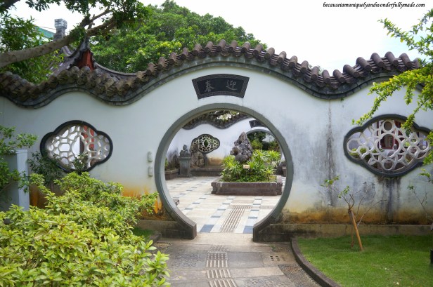 The Moon Gate 月门 at Fukushuen Garden 福州園 in downtown Naha 那覇市 Okinawa 沖縄本島, Japan 日本国.