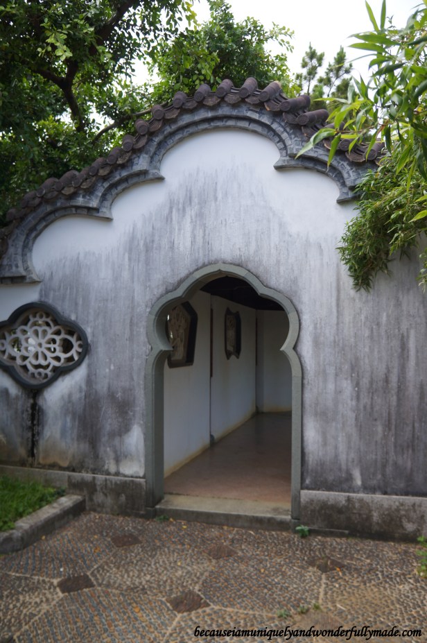 A unique gate at  Gate 月门 at Fukushuen Garden 福州園 in downtown Naha 那覇市 Okinawa 沖縄本島, Japan 日本国.