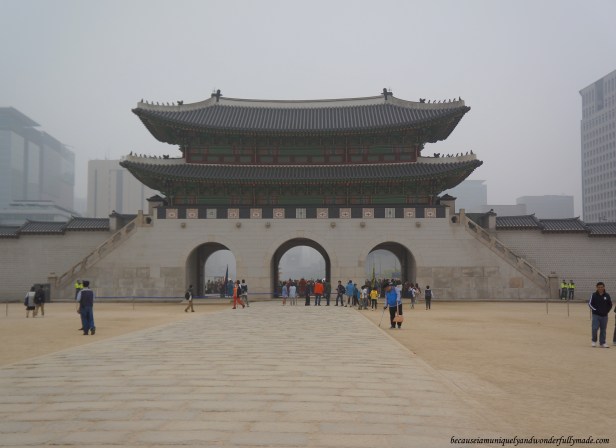 Gwanghamun Gate 광화문, the main and the largest gate of Gyeongbokgung Palace 경복궁 in Seoul, South Korea.  