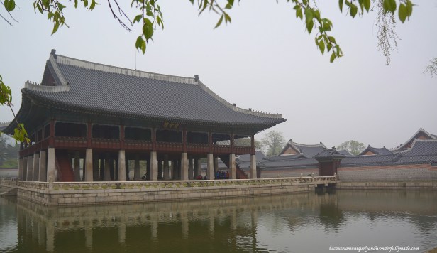 Gyeonghoeru 경회루 or the Gyeonghoeru Pavilion, is the Royal Banquet Hall where special state banquets were held inside the Gyeongbokgung Palace 경복궁 in Seoul, South Korea. This is the country's National Treasure No. 224.