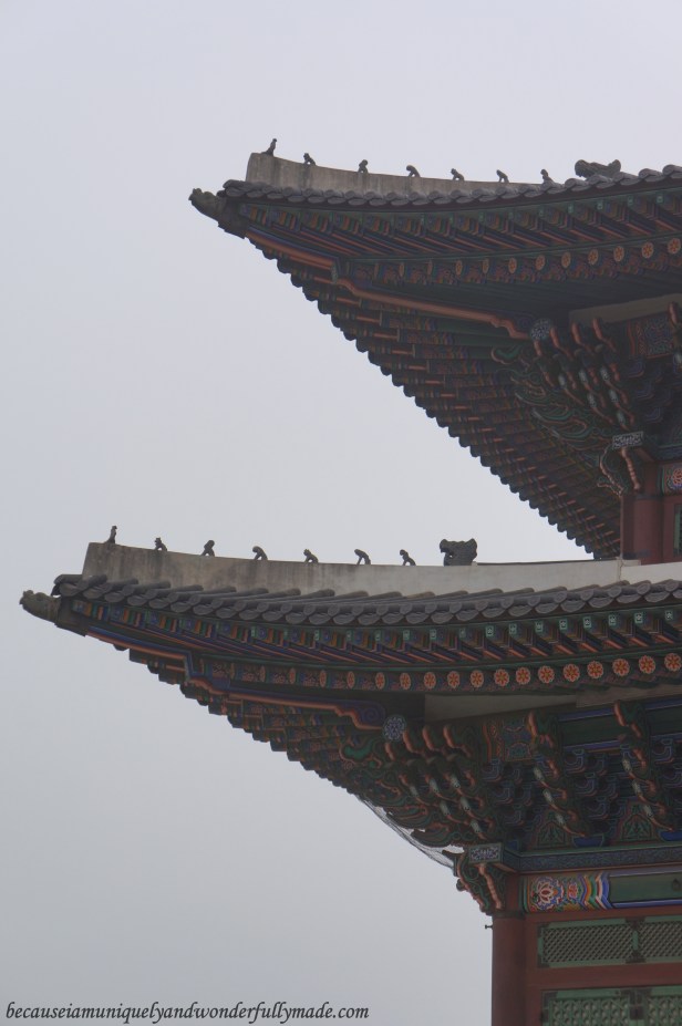 The number of figurines on the roof indicate the importance of the building with 9 being the most important.  Geunjeongjeon Hall 근정전 had 7. 