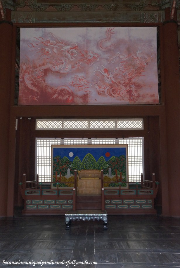 The throne similar on the 1000 Won note. The five mountains with sun and moon indicate royalty. The five mountains represent the five that surround Seoul.
