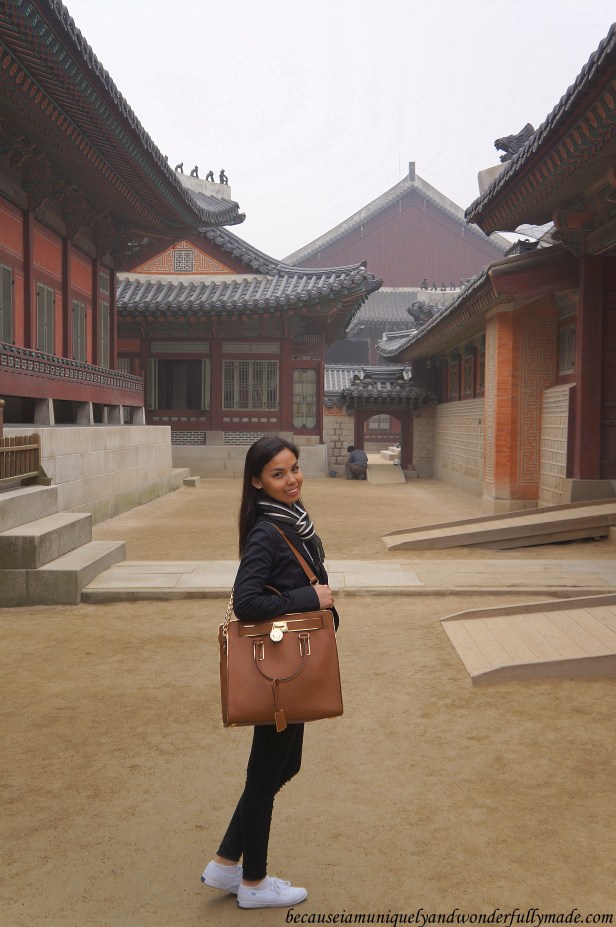 Beautiful random courtyard at Gyeongbokgung Palace 경복궁 in Seoul, South Korea.