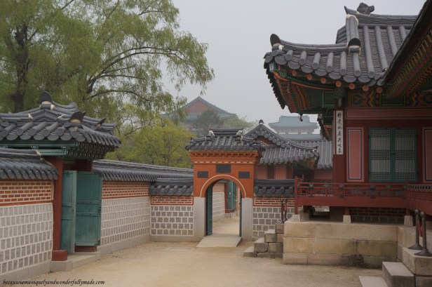 Wonderfully crafted courtyard at Gyeongbokgung Palace 경복궁 in Seoul, South Korea.