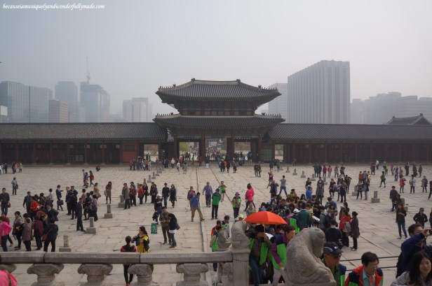 A crowded Geunjeongmun 한국어 on a spring day.
