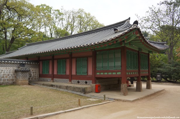 The colors of red and green are used at Jongmyo shrine 종묘대제 to symbolize solemnity, piety, and sublimity because bright colors would not allow the spirits of the kings and queens to rest in peace.