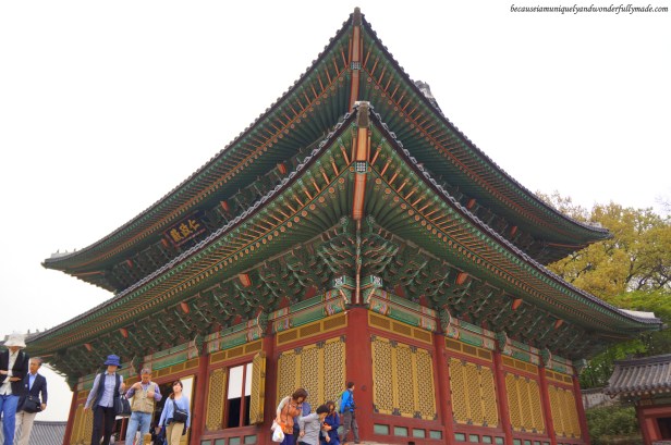 A closer view of Injeongheon Hall 인정전, the main throne hall of Changdeokgung Palace 창덕궁 in Seoul, South Korea. The details of the roof is artistically beautiful!