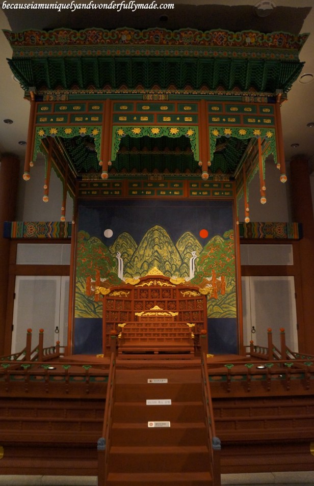 A replica of the King's throne as displayed inside the National Museum of Korea 국립중앙박물관 in Yongsan, Seoul, South Korea.